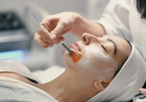 Peelingi i enzymatyczne zabiegi Circadia: jakie efekty można uzyskać?