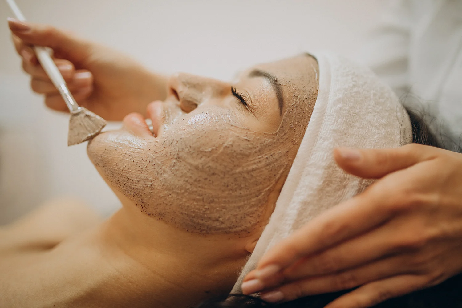 Peeling enzymatyczny od Circadia: dlaczego enzymy to nowa jakość w pielęgnacji skóry?